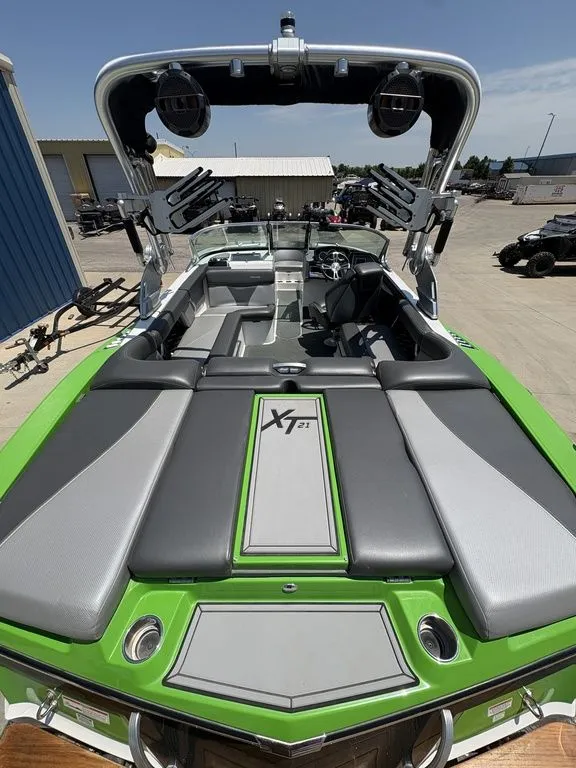 Slide: The Image of MasterCraft XT21 2018 - 6