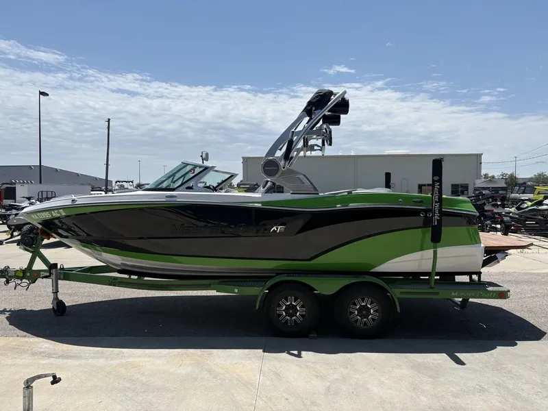Slide: The Image of MasterCraft XT21 2018 - 4