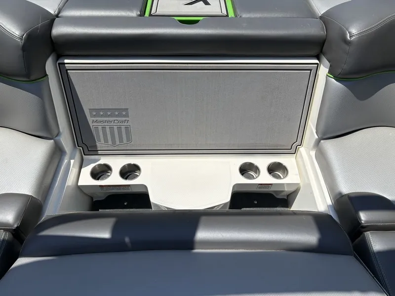 Slide: The Image of MasterCraft XT21 2018 - 18