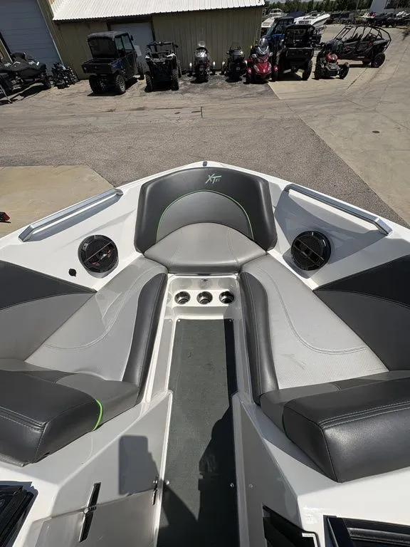 Slide: The Image of MasterCraft XT21 2018 - 13