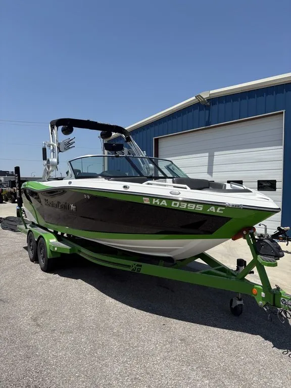 Slide: The Image of MasterCraft XT21 2018 - 2