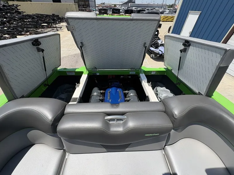 Slide: The Image of MasterCraft XT21 2018 - 7