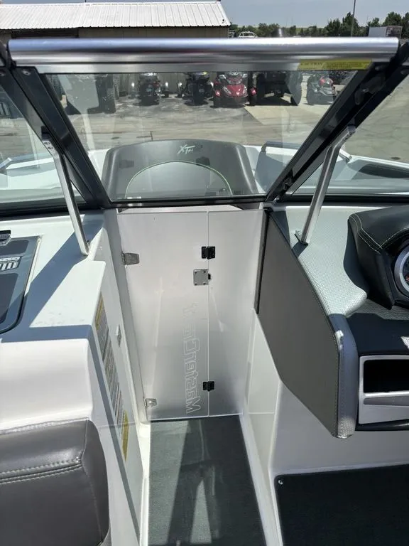 Slide: The Image of MasterCraft XT21 2018 - 12