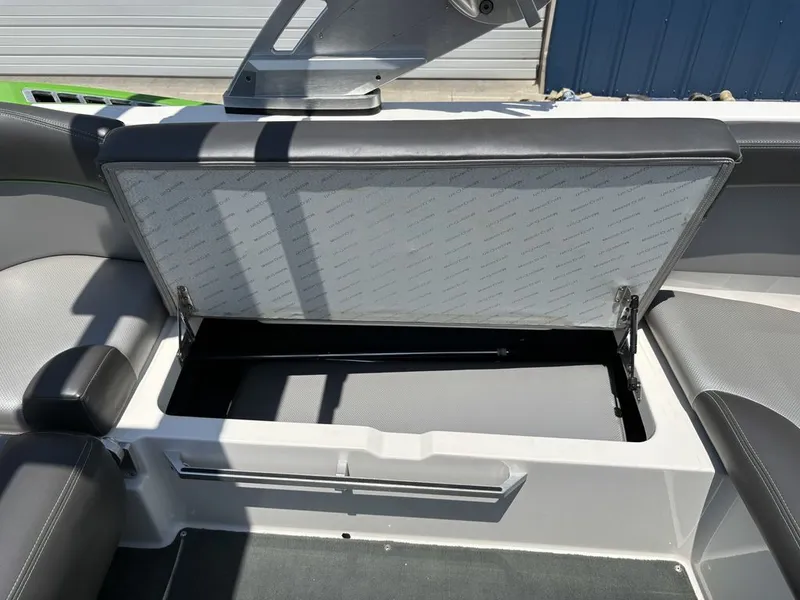 Slide: The Image of MasterCraft XT21 2018 - 20