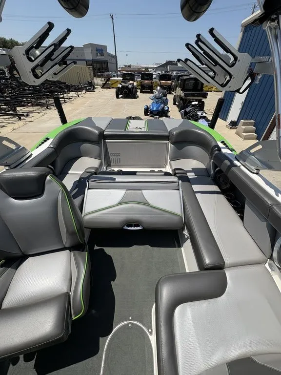 Slide: The Image of MasterCraft XT21 2018 - 17