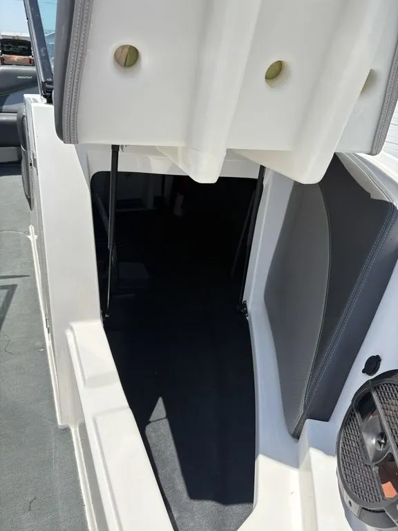 Slide: The Image of MasterCraft XT21 2018 - 15