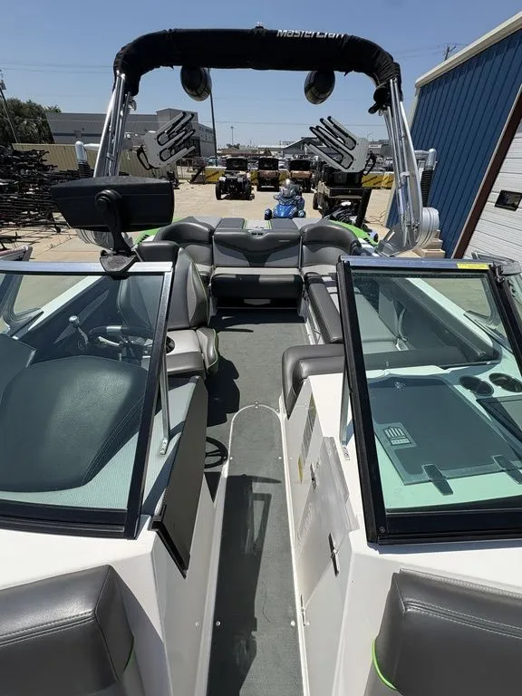 Slide: The Image of MasterCraft XT21 2018 - 16
