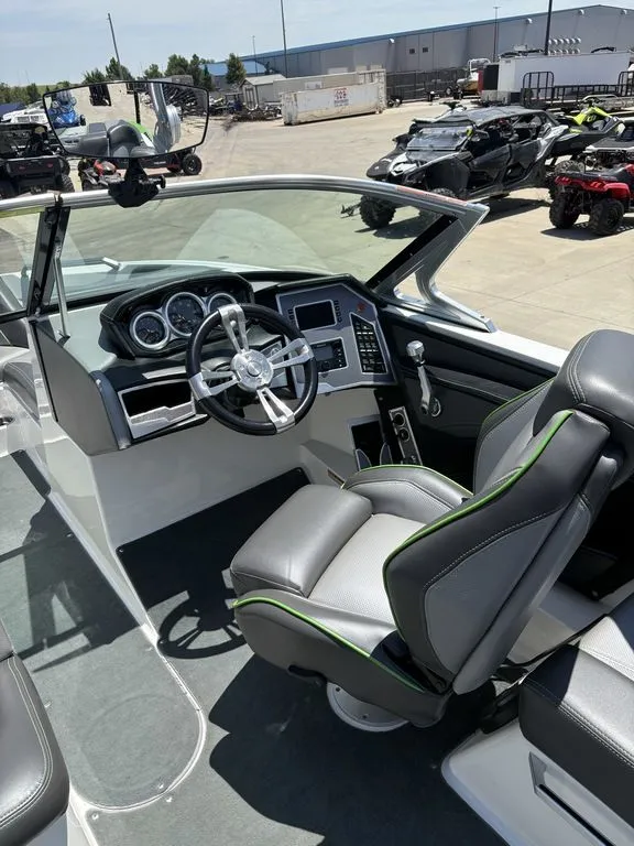 Slide: The Image of MasterCraft XT21 2018 - 9