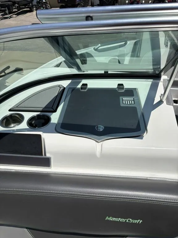 Slide: The Image of MasterCraft XT21 2018 - 24