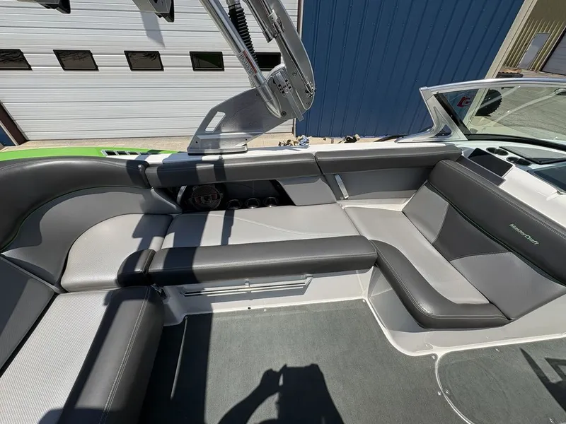 Slide: The Image of MasterCraft XT21 2018 - 19