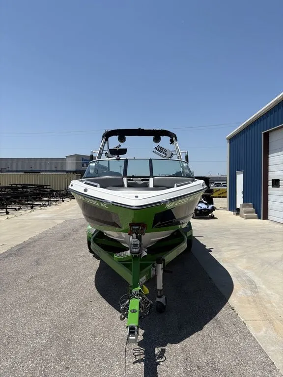 Slide: The Image of MasterCraft XT21 2018 - 3