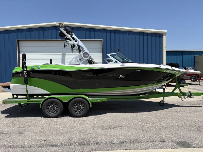 Slide: The Image of MasterCraft XT21 2018 - 1