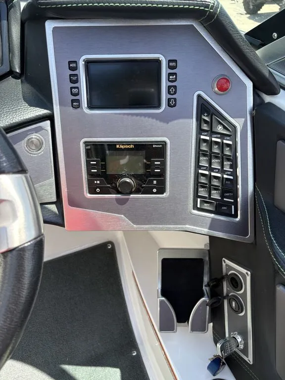 Slide: The Image of MasterCraft XT21 2018 - 11