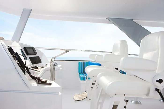 Slide: The Image of Flybridge - Helm - 52