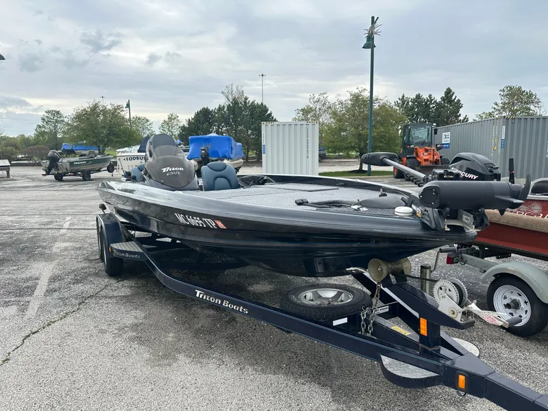 Slide: The Image of 2005 Triton Tr-21XD PD/PDC boat on trailer in parking lot. - 0