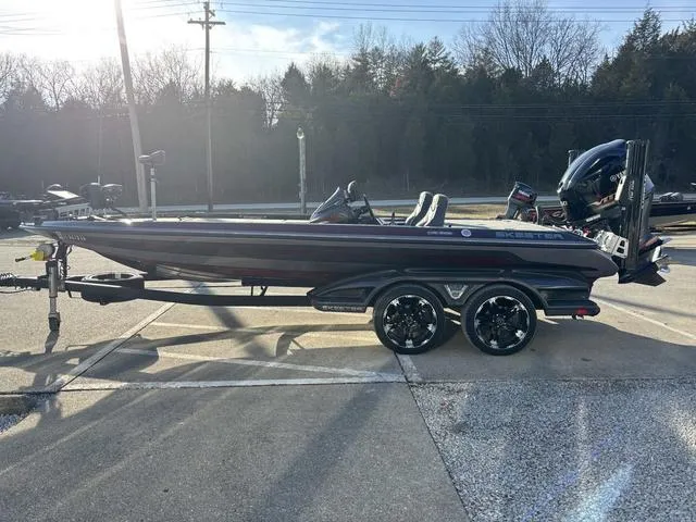 Slide: The Image of 2018 Skeeter FX21 LE bass boat on trailer, parked outdoors. - 15