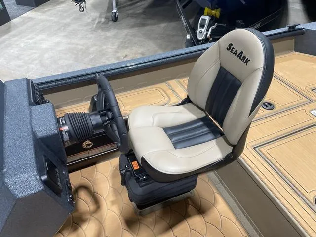 Slide: The Image of SeaArk Flex 21 / SUZUKI DF250 2025 - 14