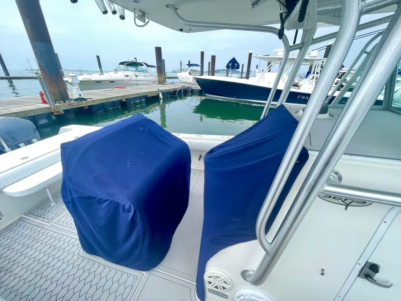 Slide: The Image of 2006 Regulator 32FS boat with covered seats at a marina dock. - 20