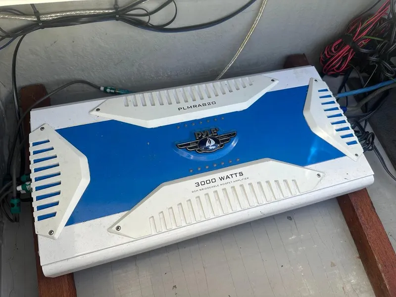 Slide: The Image of 3000-watt amplifier on 2012 Bayliner 235 Bowrider boat, blue and white design. - 41