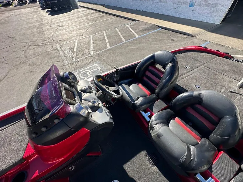 Slide: The Image of 2008 Nitro Z9 boat interior with dual black and red seats. - 16