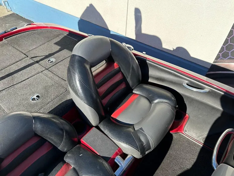 Slide: The Image of Black and red seats in a 2008 Nitro Z9 boat. - 22