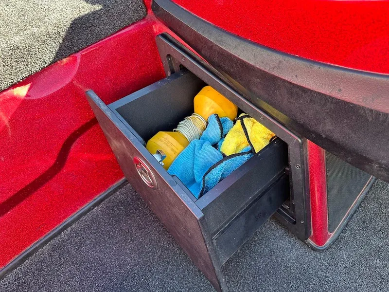 Slide: The Image of Storage compartment in 2008 Nitro Z9 boat with ropes and cleaning cloths. - 27