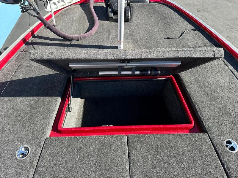 Slide: The Image of Open storage compartment on 2008 Nitro Z9 boat deck. - 31