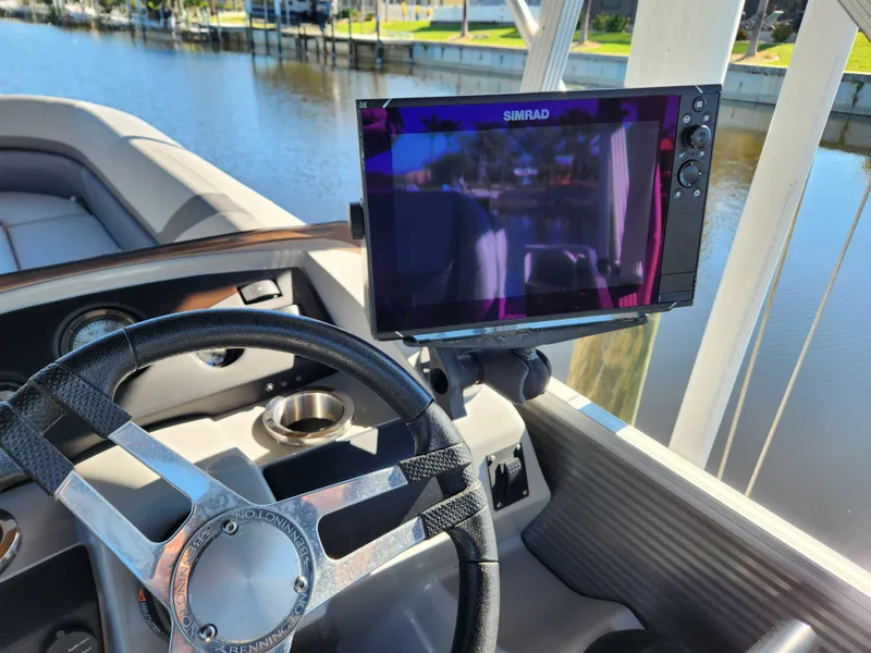 Slide: The Image of Steering wheel and Simrad display on 2021 Bennington SX 21 L-Bench boat. - 15