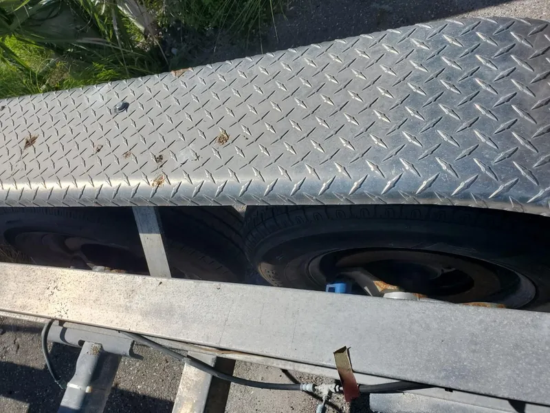 Slide: The Image of Trailer with diamond plate fender for 2003 Hydra-Sports 2400 CC Vector boat. - 25