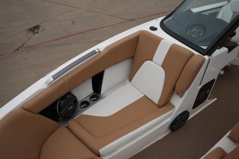 Slide: The Image of MasterCraft X24 2022 - 31