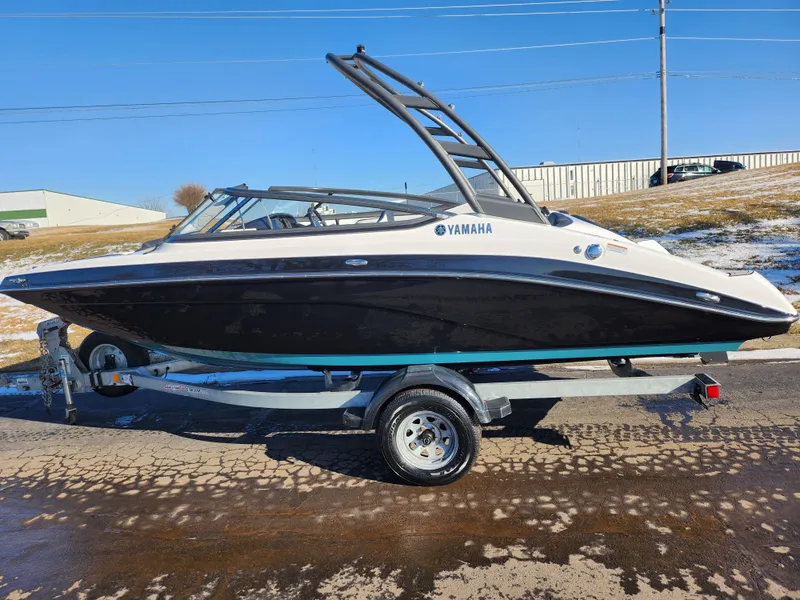 Slide: The Image of 2021 Yamaha Boats AR195 on trailer, parked outdoors on a sunny day. - 4