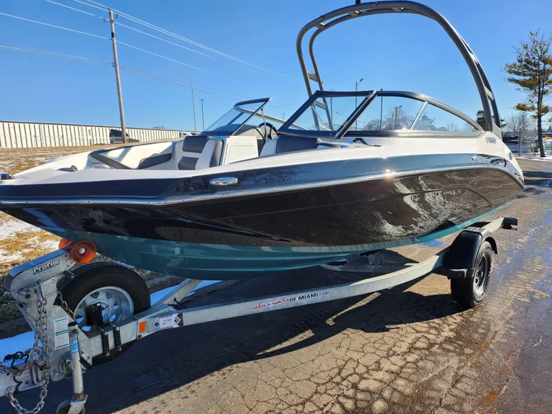 Slide: The Image of 2021 Yamaha Boats AR195 on trailer, sleek design, black and white exterior, sunny day. - 5