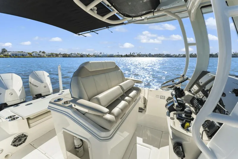 Slide: The Image of Boston Whaler 280 Dauntless 2023 - 25