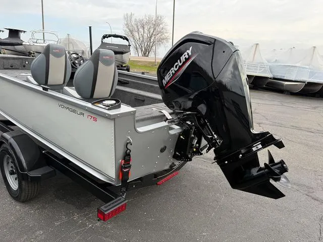 Slide: The Image of Alumacraft Voyageur 175 SC 2024 - 4