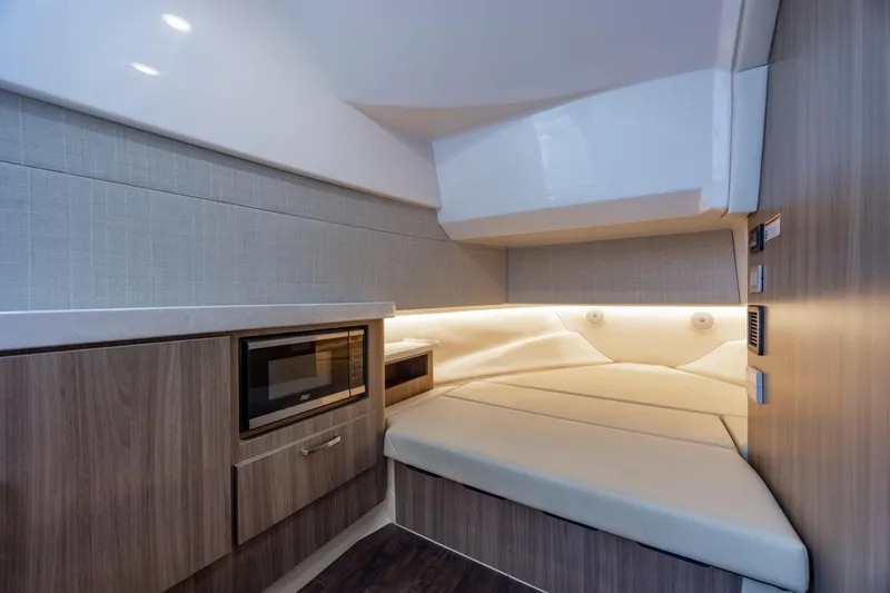 Slide: The Image of Regal 38 SAV 2022 - 13