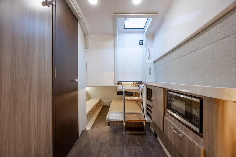 Slide: The Image of Regal 38 SAV 2022 - 15