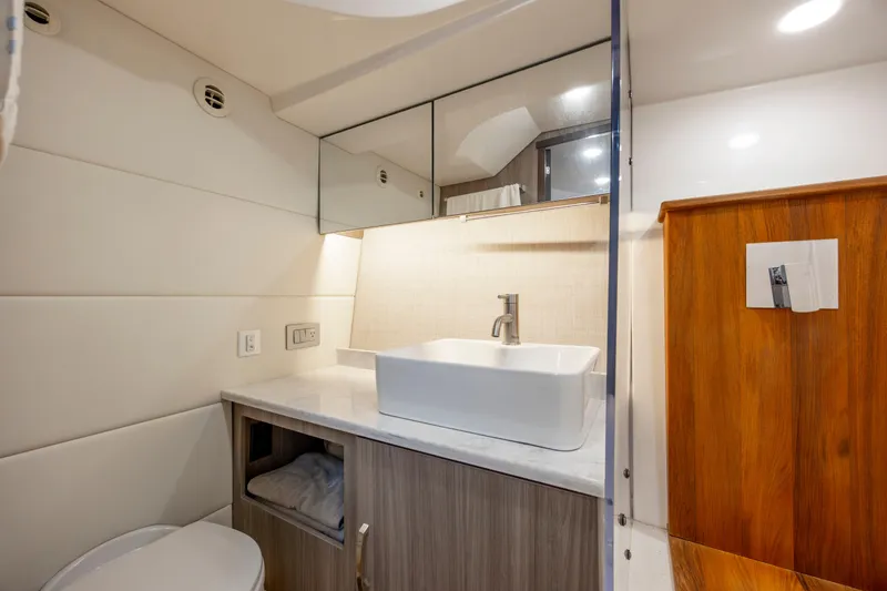 Slide: The Image of Regal 38 SAV 2022 - 19