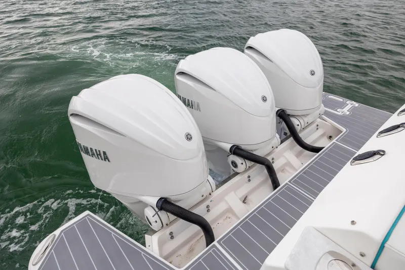 Slide: The Image of Regal 38 SAV 2022 - 22