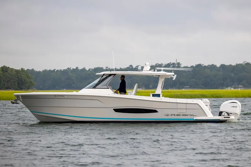 Slide: The Image of Regal 38 SAV 2022 - 3