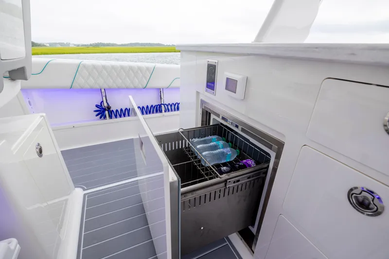 Slide: The Image of Regal 38 SAV 2022 - 32