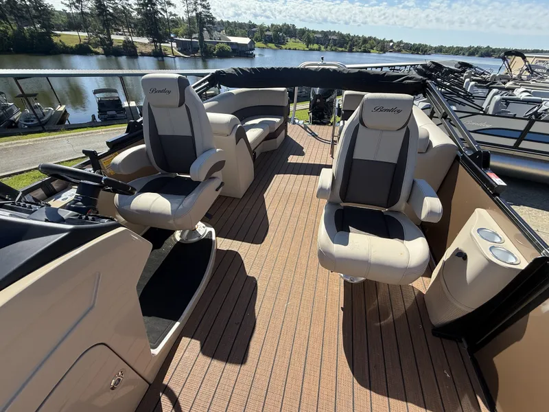 Slide: The Image of Bentley Pontoons Elite Admiral 253 2025 - 12