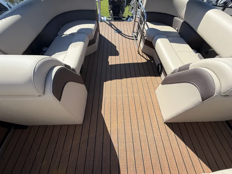 Slide: The Image of Bentley Pontoons Elite Admiral 253 2025 - 13
