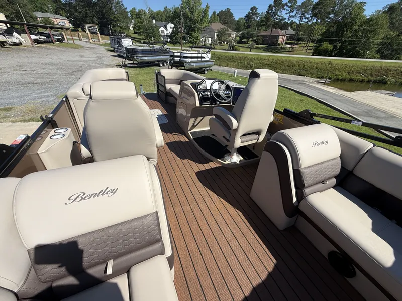 Slide: The Image of Bentley Pontoons Elite Admiral 253 2025 - 5