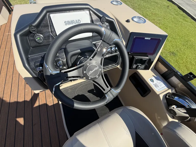 Slide: The Image of Bentley Pontoons Elite Admiral 253 2025 - 6