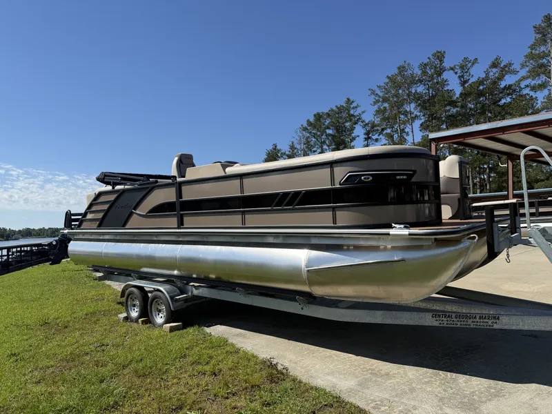 Slide: The Image of Bentley Pontoons Elite Admiral 253 2025 - 9