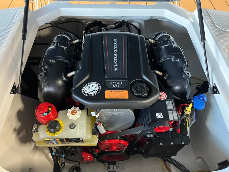 Slide: The Image of Chaparral 21 SSi 2025 - 15