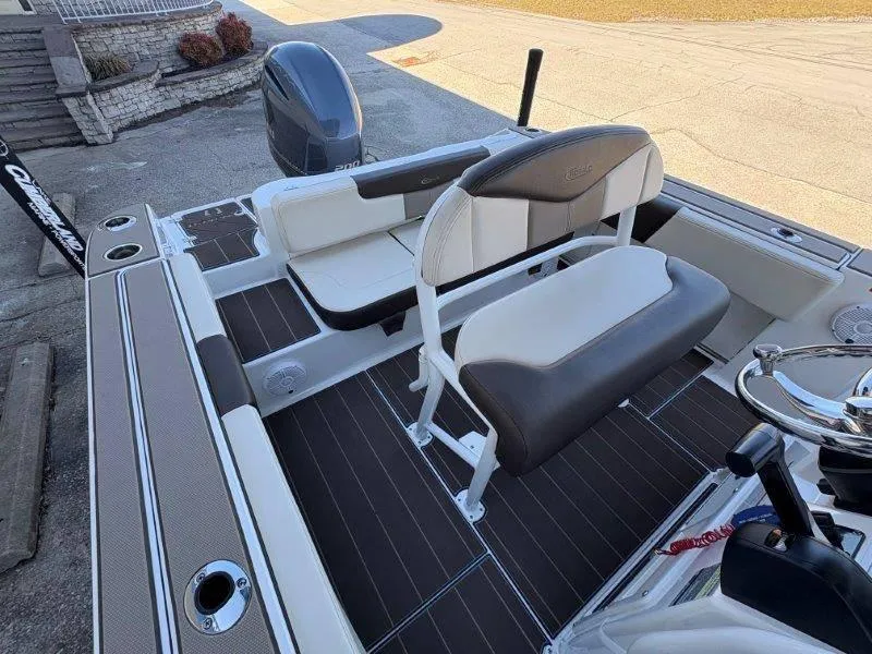 Slide: The Image of Robalo R202 Explorer 2020 - 17