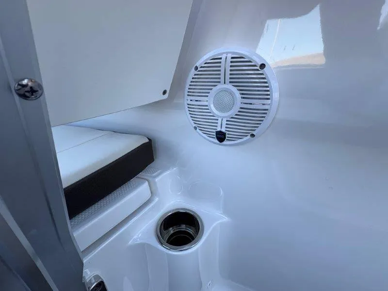 Slide: The Image of Robalo R202 Explorer 2020 - 21