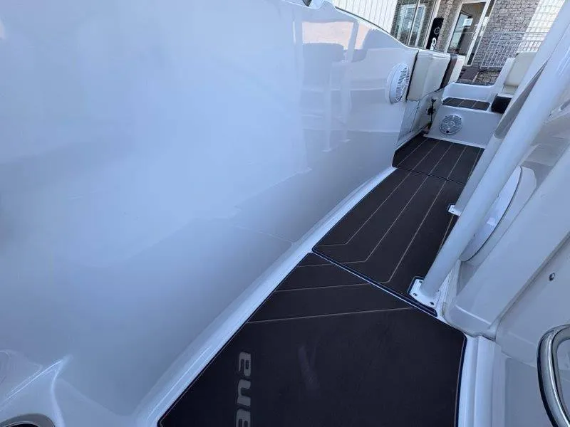 Slide: The Image of Robalo R202 Explorer 2020 - 22