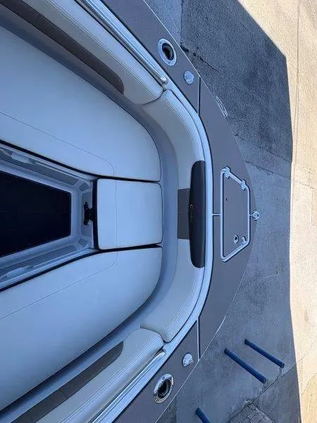 Slide: The Image of Robalo R202 Explorer 2020 - 25